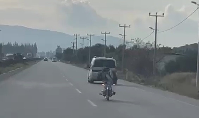Motosikletli gençlerin tehlikeli sürüşleri kameralara yansıdı