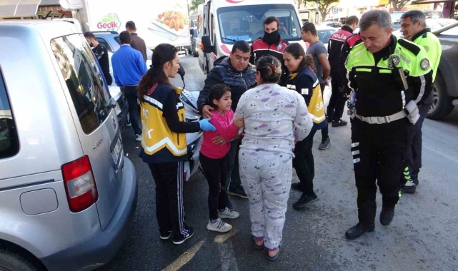 Motosikletten düşen 8 yaşındaki kız, feryat ederek gelen annesini teselli etti