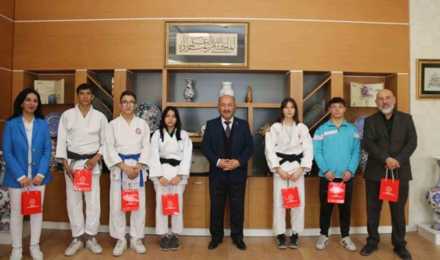 Müdür Başyiğit, paralimpik judo branşında Türkiye derecesi elde eden öğrencileri kabul etti