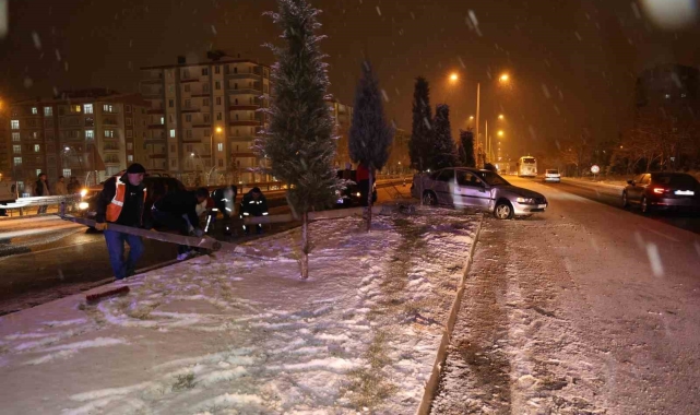 Nevşehir'de buzlanma kazaya sebep oldu, 3 araç hasar gördü