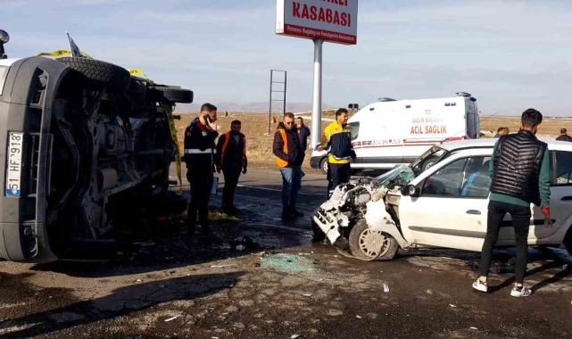 Niğde'de kamyonet ile otomobil çarpıştı: 1 ölü, 5 yaralı