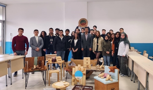 Öğrencilerin tasarladığı ahşap ürünleri Kastamonu Üniversitesi'nde sergilendi