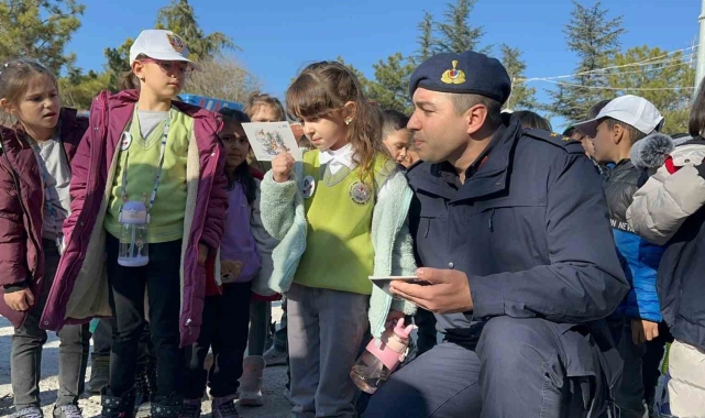 Okuma yazma öğrenince ilk işleri jandarmaya mektup yazmak oldu