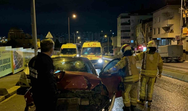 Önce park halindeki tıra, ardından kayarak başka bir otomobile çarptı