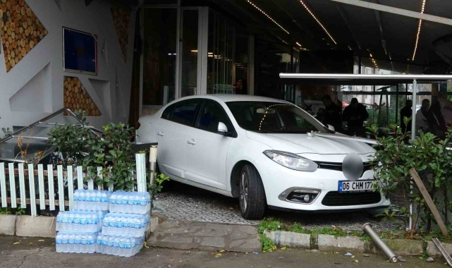 Ordu'da otomobil kafe bahçesine daldı: 3 yaralı
