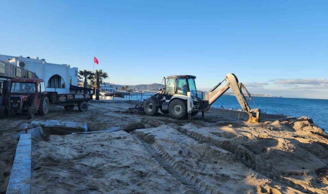 Ören Plajı'nda izinsiz yapılan beton setler yıkıldı