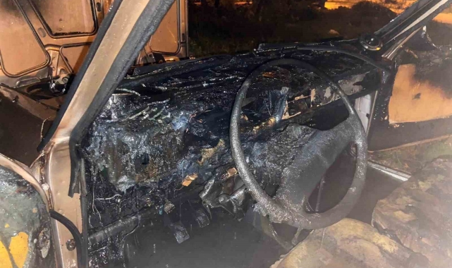 Osmaniye'de park halindeki otomobil alev alev yandı