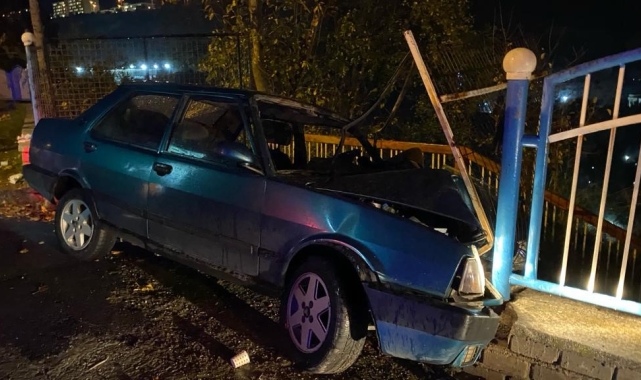 Otomobil demir korkuluklara ok gibi saplandı: 2 yaralı
