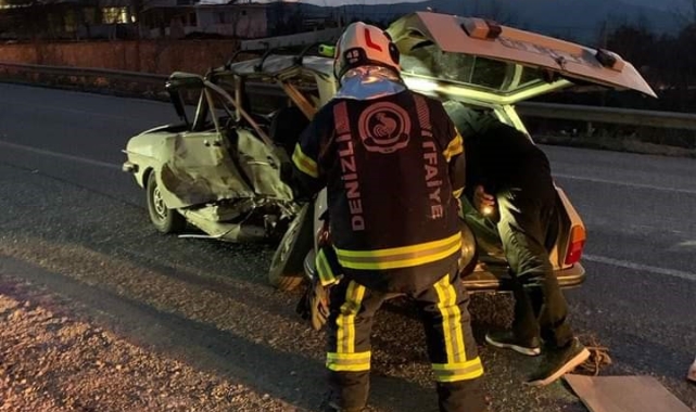 Otomobilde sıkışan iki yaralıyı itfaiye kurtardı