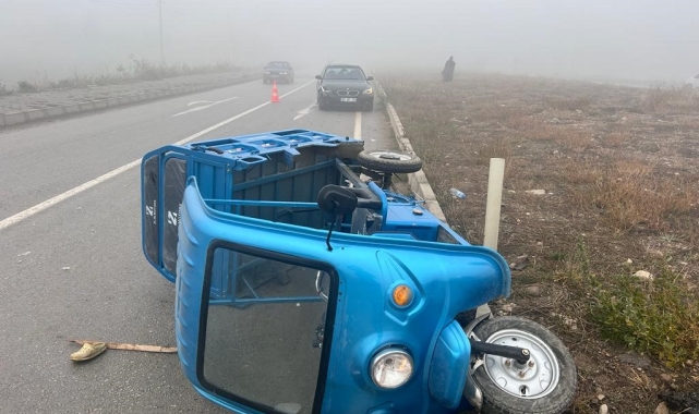 Otomobilin çarptığı elektrikli bisiklette 3 kişi yaralandı