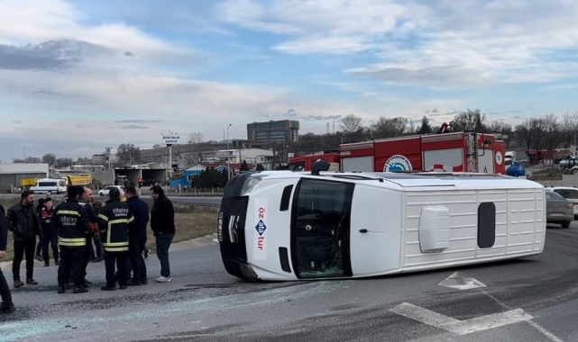 Otomobilin çarptığı servis minibüsü devrildi: 2 yaralı