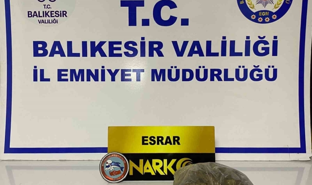 Otomobille polisten kaçan şahıslarda uyuşturucu ve tarihi eser çıktı