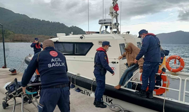 Özel teknede rahatsızlanan vatandaşa Sahil Güvenlik'ten tıbbi tahliye