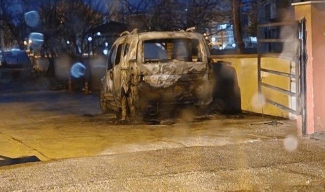 Park halindeki araç küle döndü