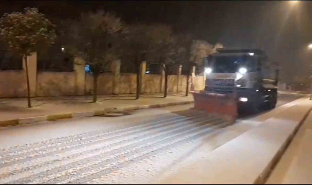 Pendik Belediyesi karla mücadele çalışmalarını kesintisiz sürdürüyor