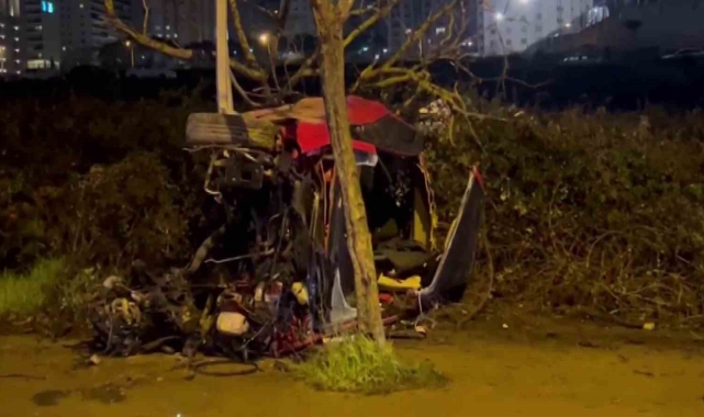 Pendik'te takla atan otomobil hurda yığınına döndü: 3 yaralı