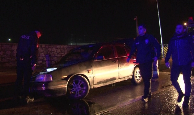 Pendik&#039;te virajı alamayan araç bariyerlere çarptı: 2&#039;si ağır 4 yaralı