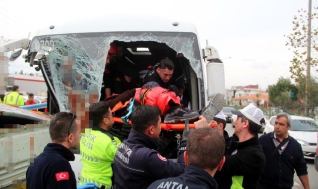 Personel taşıyan midibüs ile kamyonetin çarpıştığı feci kazada 9 kişi yaralandı