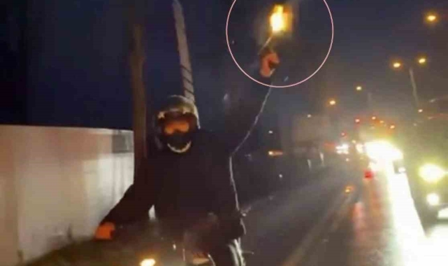 'Pes' dedirten görüntü: Seyir halindeki motosikletten havaya ateş açtı
