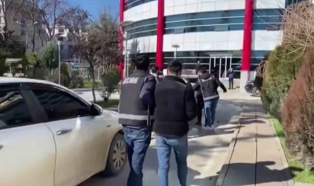 Piyasaya sahte para sürmeye çalışan çete yakalandı