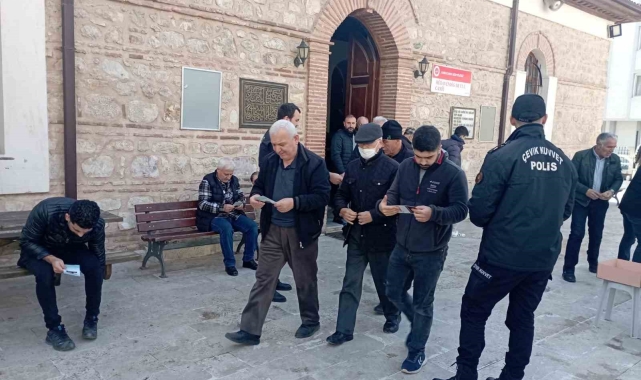 Polis namaz sonrası broşür dağıttı