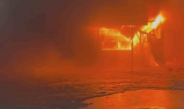 Prefabrik iş yeri alev alev yandı