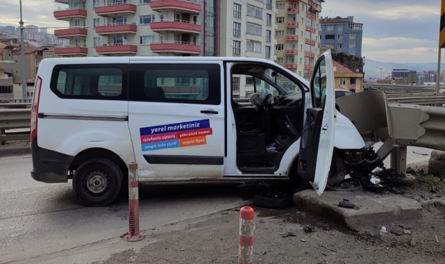 Samsun'da minibüs bariyere çarptı: 1 yaralı