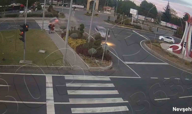 Savrulan otomobilin altında kalmaktan saniyelerle kurtuldular
