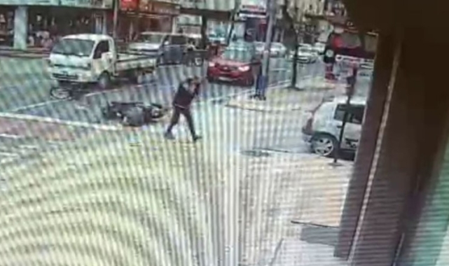 Şerit değiştiren bisikletle motosiklet çarpıştı 2 yaralı