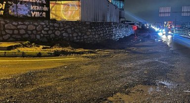 Seyir halindeki otomobil çukura düştü