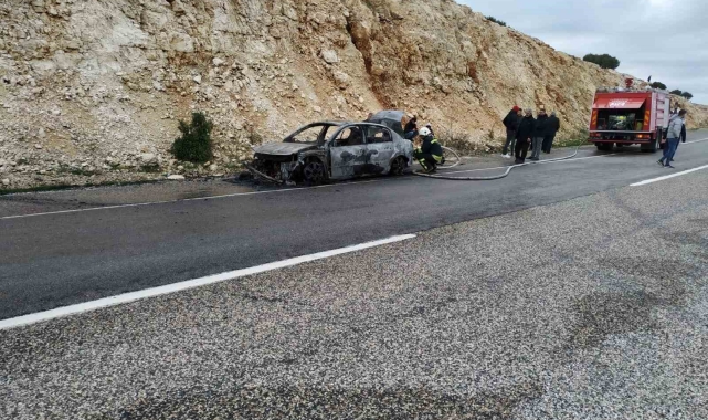 Seyir halindeki otomobil yandı, 5 kişi son anda dışarı çıktı