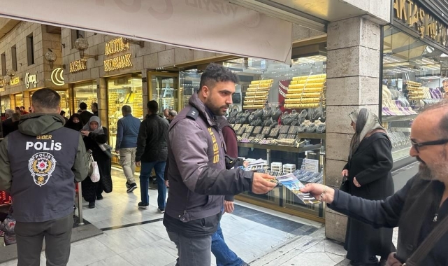 Siber Suçlarla Şube Müdürlüğü ekipleri Hanlar Bölgesi'nde vatandaşlara broşür dağıttı