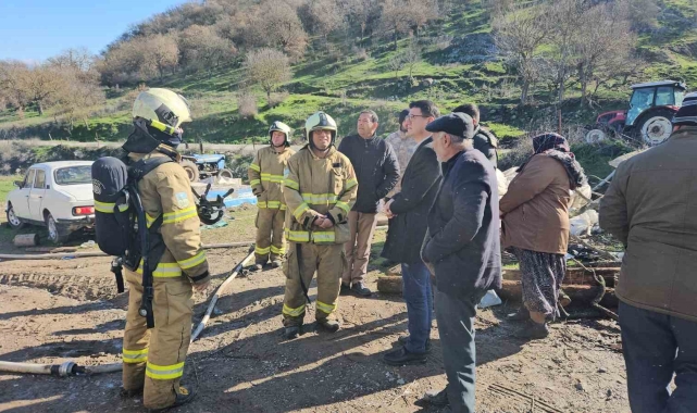Sındırgı'da elektrik kontağı yüzünden çıkan yangın bir evi kül etti