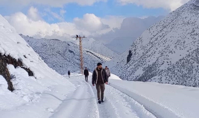 Şırnak'ta elektrik arızasının giderilmesi için köylüler ekiplere yardımcı oldu