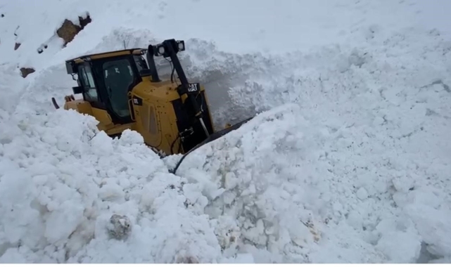Şırnak'ta kar kalınlığı iş makinasının boyunu aştı