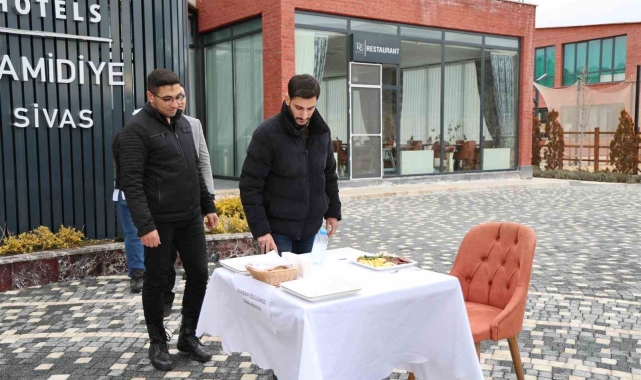 Şişe fırlatma akımına katıldılar, Sivas köftesi için yarıştılar