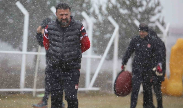 Sivasspor kar altında çalıştı