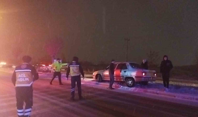 Sivas'ta buzlanan yol kazalara neden oldu