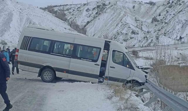 Sivas'ta minibüs ile otomobilin çarpıştı: 26 yaralı