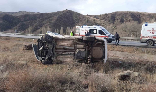 Sivas'ta virajı alamayan otomobil yan yattı: 2 yaralı