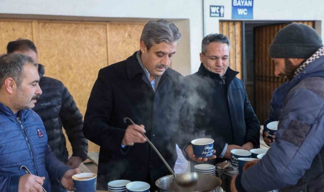 Soğuk havada pazarcı esnafının içini ısıttı
