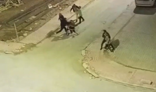 Sokak ortasında tekme tokat kavga kamerada