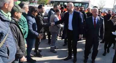 Söke Belediyesi işçilerinden Başkan Arıkan'a davul zurnalı karşılama