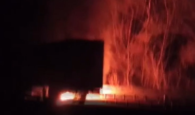 Sunta yüklü tırın dorsesinde çıkan yangın söndürüldü