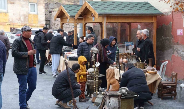 Talas'ta yılın ilk antika pazarı