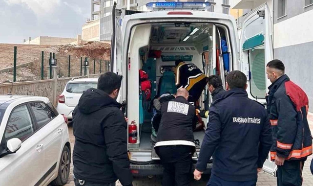 Tamir etmek istediği asansörün altında kalan işçi ağır yaralandı