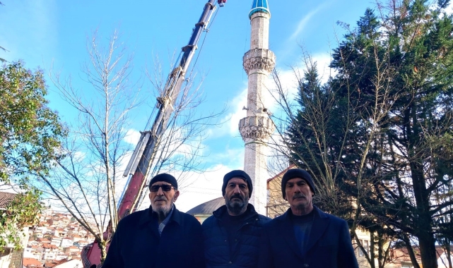 Tehlike oluşturan Elmalık Camii'nin minare külahı yeniledi