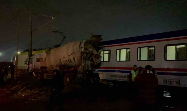 Tekirdağ'da yolcu treni beton mikseri ile çarpıştı