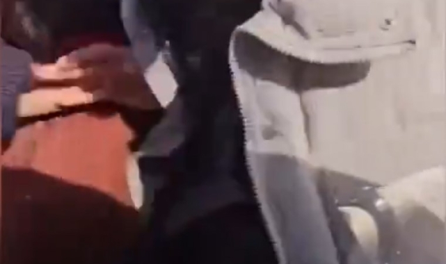 TEM Otoyolu'nda öfkeli sürücü dehşeti kamerada: Önünü kesip camını yumrukladı