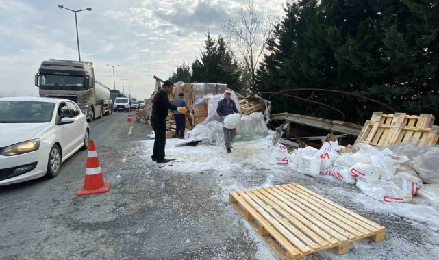 TEM'de kontrolden çıkan tır devrildi